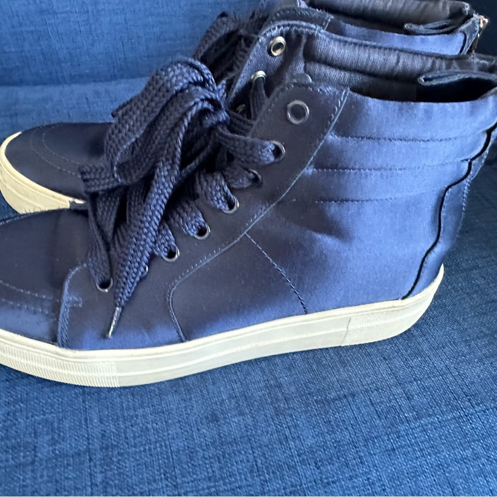 STEVE MADDEN high top navy blue satin platform sneaker. 9M .  Golly